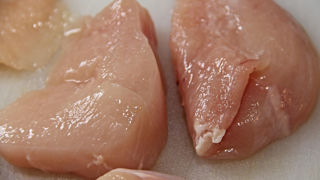 Plusieurs pays dont la Chine et l'Union européenne ont suspendu leurs importations de viande de poulet brésilien après la découverte d'un foyer de grippe aviaire dans un élevage au Brésil. Plusieurs pays dont la Chine et l'Union européenne ont suspendu leurs importations de viande de poulet brésilien après la découverte d'un foyer de grippe aviaire dans un élevage au Brésil.