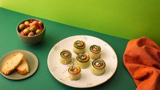 Recette de roulés aux concombre, saumon et fromage aux herbes. Recette de roulés aux concombre, saumon et fromage aux herbes.