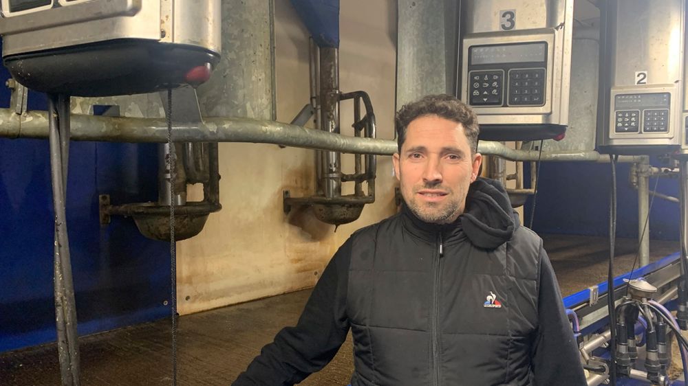 Pierrick Charpy utilise depuis 2024 une unité de fabrication d’aliment à la ferme avec un système de pesée et une distribution automatique pendant la traite des vaches.