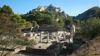 Les randonneurs du massif des Alpilles peuvent profiter de vues exceptionnelles sur le site archéologique de Glanum, situé à Saint-Rémy-de-Provence. Les randonneurs du massif des Alpilles peuvent profiter de vues exceptionnelles sur le site archéologique de Glanum, situé à Saint-Rémy-de-Provence.
