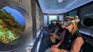 Casque de réalité virtuel sur la tête, les visiteurs plongent au coeur des récifs coralliens, avant de participer à des ateliers ludiques à la Cité de la Mer de Cherbourg jusqu'au 28 septembre 2025. Casque de réalité virtuel sur la tête, les visiteurs plongent au coeur des récifs coralliens, avant de participer à des ateliers ludiques à la Cité de la Mer de Cherbourg jusqu'au 28 septembre 2025.