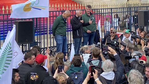 Plus de 150 agriculteurs sont rassemblés devant l'Assemblée nationale. Plus de 150 agriculteurs sont rassemblés devant l'Assemblée nationale.