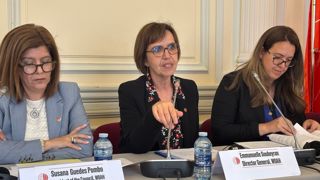 Emmanuelle Soubeyran (au centre), la directrice générale de l'Organisation mondiale de la santé animale, insiste sur l'importance de la vaccination préventive, comme l'a fait la France contre l'influenza aviaire. Emmanuelle Soubeyran (au centre), la directrice générale de l'Organisation mondiale de la santé animale, insiste sur l'importance de la vaccination préventive, comme l'a fait la France contre l'influenza aviaire.