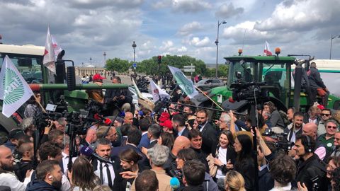 Les agriculteurs de la FNSEA/JA mobilisés lundi 26 mai devant l'Assemblée nationale. Les agriculteurs de la FNSEA/JA mobilisés lundi 26 mai devant l'Assemblée nationale.