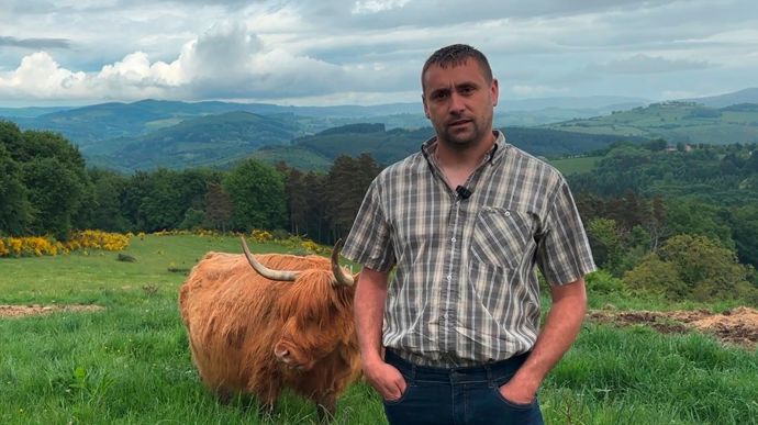 Emeric Deraedt est éleveur de Highlands, et président de la French Highland Cattle Society. Avec autour de 15 000 Highlands en France, l'organisme de sélection créé à l'automne vise à structurer la race selon les standards écossais.