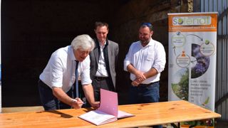 Le partenariat signé le 13 mai à Rouez-en-Champagne porte sur la décarbonation du chantier « Le Mans Nord ». De gauche à droite : Stéphane Le Foll, président de « Le Mans Métropole », Romain Deruwez, d'Engie, et Anthony Ménard, président de Solenat. Le partenariat signé le 13 mai à Rouez-en-Champagne porte sur la décarbonation du chantier « Le Mans Nord ». De gauche à droite : Stéphane Le Foll, président de « Le Mans Métropole », Romain Deruwez, d'Engie, et Anthony Ménard, président de Solenat.