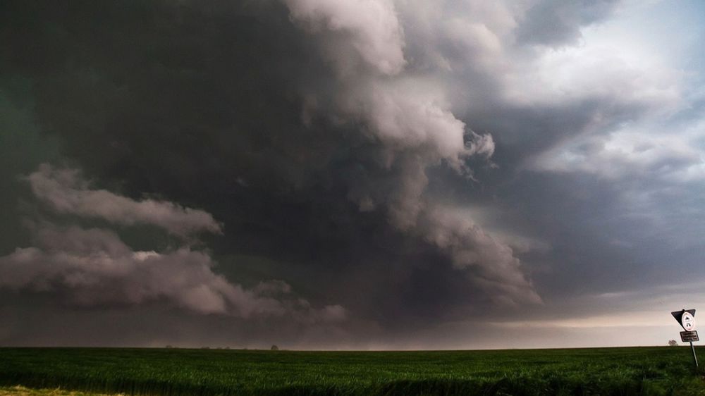 Orage menaçant sur plaine verte