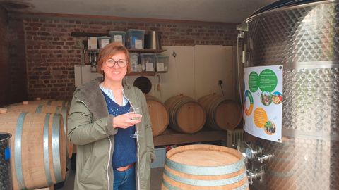 Laurianne Carbonnaux a provisoirement installé son chai dans un garage mis à disposition par la mairie