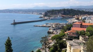 Vue sur le port de Nice depuis le mont Boron. Au loin, la promenade des Anglais. Vue sur le port de Nice depuis le mont Boron. Au loin, la promenade des Anglais.