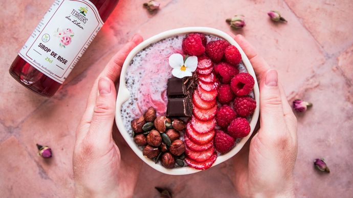 Chia pudding au sirop de rose, fruits rouges et chocolat - Recette marque
