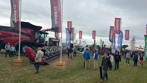 Les visiteurs profitent du salon Innov-Agri Nord pour découvrir les dernières machines des constructeurs.