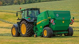 L'attelage actif permet de suivre automatiquement les andains, droits comme sinueux. L'attelage actif permet de suivre automatiquement les andains, droits comme sinueux.