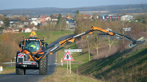Noremat introduit la Delta 97T, une épareuse à trois bras, munie d'une portée latérale de 9,70 m.
