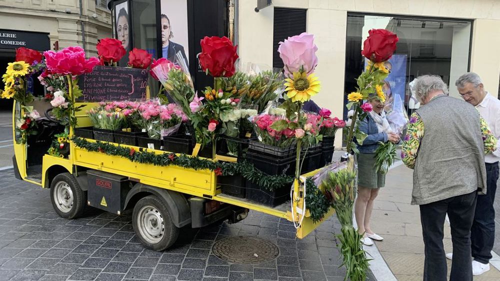 Un vendeur itinérant qui va au-devant de sa clientèle dans les rues de Montpellier (34).