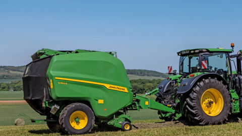 Les presses John Deere V452R et V462R intègrent désormais une flèche automatique. Les presses John Deere V452R et V462R intègrent désormais une flèche automatique.