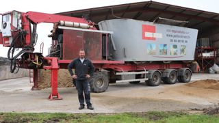 Jérémy Picard utilise une remorque équipé d'un bol mélangeur et d'une grue pour mélanger les coproduits dans les fermes.