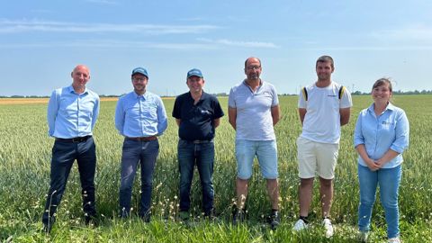 François Johnston, associé fondateur de Johnston Circular, Alexandre Hallier, directeur appros international chez Soufflet agriculture, Xavier Basson, agent de relation culture, Laurent et Quentin Carouge, agriculteurs, et Mélanie Cerbino, adjointe au chef de marché agronomie conseils innovation chez Soufflet agriculture.