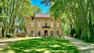 A Aix-en-Provence, la bastide du Jas de Bouffan devient la maison parentale quand Paul Cézanne a vingt ans. A Aix-en-Provence, la bastide du Jas de Bouffan devient la maison parentale quand Paul Cézanne a vingt ans.