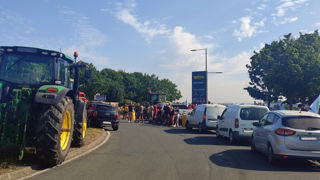 Vendredi; les agriculteurs mobilisés à l'appel de l'Adiv et de syndicats agricoles ont levé le blocage du Futoroscope. Vendredi; les agriculteurs mobilisés à l'appel de l'Adiv et de syndicats agricoles ont levé le blocage du Futoroscope.