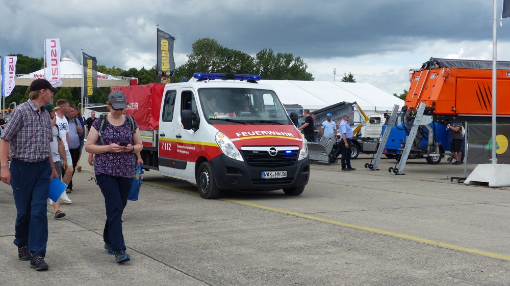 Les services de sécurité ont demandé l'évacuation du salon vers 15 heures face aux rafales annoncées de vents violents.