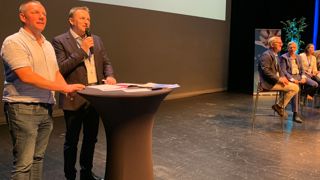 L’APLBC a invité les enseignes de distribution pour une table ronde sur l’avenir de la filière laitière à son assemblée générale mi-juin à Chemillé-en-Anjou (Maine-et-Loire). Cinq représentants étaient présents dont Marc Delage pour Carrefour (2e à gauche). A côté, Jérôme Chapon, qui préside 739 exploitations adhérentes à l’APLBC.