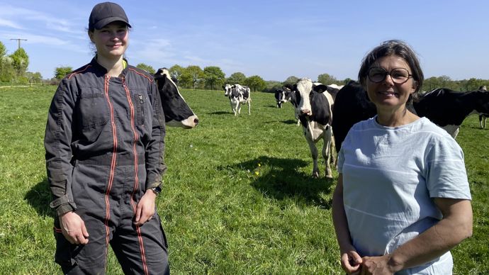 Au Gaec Le Château, la salariée, Hélène, intervient en complément des associés, ici, Agnès Bouver, à la conduite du troupeau.
