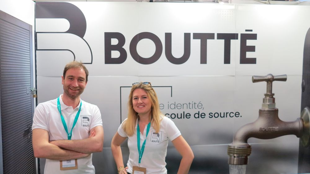 Roch Buridard, directeur marketing et commercial, et Chloé Petit, assistante marketing, devant le nouveau logo de la société Boutté.