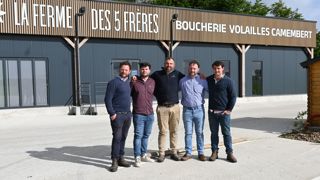 Charles, Martin, Pierre, Victor et Come Bréant (de gauche à droite) devant le magasin ouvert en février 2025 où sont commercialisés leurs viandes et camemberts. Charles, Martin, Pierre, Victor et Come Bréant (de gauche à droite) devant le magasin ouvert en février 2025 où sont commercialisés leurs viandes et camemberts.