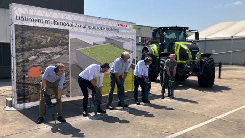 De gauche à droite : Étienne Bourasseau, le directeur du site Claas du Mans, Thomas Spiering, directeur opérationnel de Claas, Stéphane Le Foll, maire du Mans, Gilbert Autret, architecte, et Fabrice Bardel, responsable de l’après-vente globale. De gauche à droite : Étienne Bourasseau, le directeur du site Claas du Mans, Thomas Spiering, directeur opérationnel de Claas, Stéphane Le Foll, maire du Mans, Gilbert Autret, architecte, et Fabrice Bardel, responsable de l’après-vente globale.