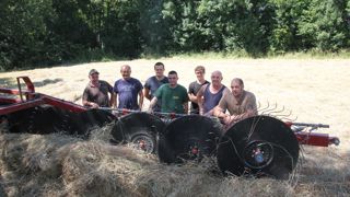 Les adhérents de la Cuma l’Insolite ont choisi un andaineur à soleils afin de ramasser un maximum d’hectares en un minimum de temps, sans risque pour la qualité du fourrage.