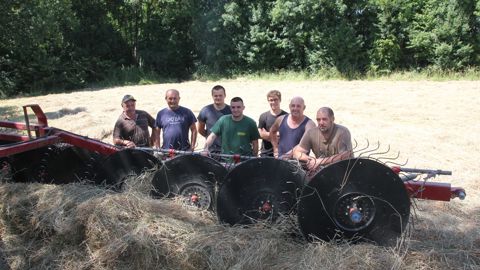 Les adhérents de la Cuma l’Insolite ont choisi un andaineur à soleils afin de ramasser un maximum d’hectares en un minimum de temps, sans risque pour la qualité du fourrage.