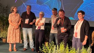 Les 26 et 27 juin 2025 à Brest, le congrès Verdir a mobilisé les participants autour de ses actions et des combats à venir. Un hommage émouvant a été rendu à Véronique Brun, animatrice régionale Verdir AURA. Prochainement à la retraite, elle sera remplacée par Christophe Gualtieri.  De gauche à droite : Marie Levaux Antoine Daganaud, Véronique Brun, Pascal Bricier, Michel Le Borgne, Claire Alix-Barrault.