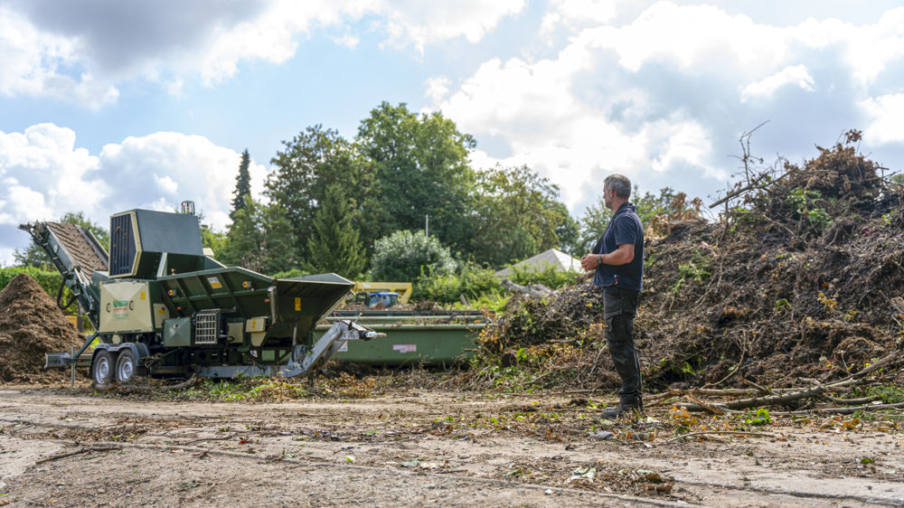 Le broyeur Negri R640 en version châssis routier, l'opérateur le gère à distance via une radio-commande.