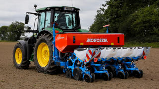 Monosem décline son semoir VeloTerra dans une version portée fixe de quatre ou cinq rangs. Monosem décline son semoir VeloTerra dans une version portée fixe de quatre ou cinq rangs.