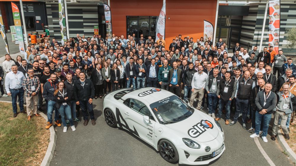Les collaborateurs du groupe Cloué autour d'une Alpine, réunis pour les 120 ans de l'entreprise et une journée de travail sur la performance.