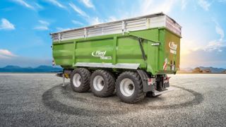Les bennes TMK de FLiegl se déclinent avec des charges utiles de 16 à 24 tonnes. Les bennes TMK de FLiegl se déclinent avec des charges utiles de 16 à 24 tonnes.