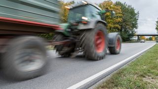 L'évolution de la réglementation sur le système de freinage à double ligne entraîne un nombre inquiétant d'ensembles circulant sans freins ou en ayant bricolé un dispositif permettant de tracter le matériel encore en simple ligne. L'évolution de la réglementation sur le système de freinage à double ligne entraîne un nombre inquiétant d'ensembles circulant sans freins ou en ayant bricolé un dispositif permettant de tracter le matériel encore en simple ligne.