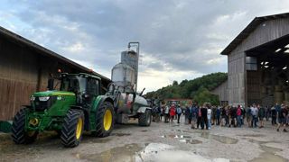 La manifestation se poursuit le Gaec Duchêne pour empêcher l'abattage de 120 Montbéliardes sur une exploitation foyer de DNC. La manifestation se poursuit le Gaec Duchêne pour empêcher l'abattage de 120 Montbéliardes sur une exploitation foyer de DNC.