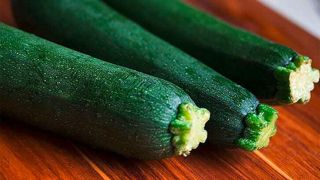 Selon les estimations au 1er juin 2025, la production française de courgettes est estimée en baisse par rapport à la précédente campagne. Selon les estimations au 1er juin 2025, la production française de courgettes est estimée en baisse par rapport à la précédente campagne.