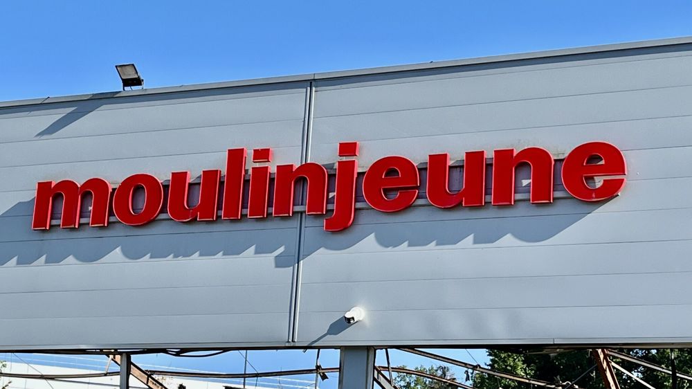 Du magasin de Feytiat, site principal et siège de l'entreprise, seule l'enseigne est restée.