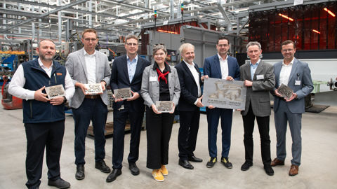 De gauche à droite : Yaman Muammer (comité d'entreprise), Simon Krieter (chef de projet), Gerhard Freitag (direction), Sabine Amsbeck-Dopheide (maire de Harsewinkel), Patrick Claas et Thomas Spiering (membres de la direction du groupe), Jan-Peter Bluhm (direction de la production) et Raphael Tigges (membre du parlement de Rhénanie-du-Nord-Westphalie). De gauche à droite : Yaman Muammer (comité d'entreprise), Simon Krieter (chef de projet), Gerhard Freitag (direction), Sabine Amsbeck-Dopheide (maire de Harsewinkel), Patrick Claas et Thomas Spiering (membres de la direction du groupe), Jan-Peter Bluhm (direction de la production) et Raphael Tigges (membre du parlement de Rhénanie-du-Nord-Westphalie).