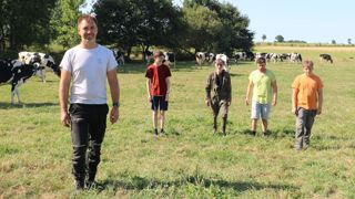 « La diversité des profils nous enrichit car chacun apporte ses compétences et sa façon de voir », estime Romain Marqué, aux côtés de Arthur, en stage de découverte, Pierrick Dupont et Théo, salariés, et Louis, futur apprenti (de gauche à droite). « La diversité des profils nous enrichit car chacun apporte ses compétences et sa façon de voir », estime Romain Marqué, aux côtés de Arthur, en stage de découverte, Pierrick Dupont et Théo, salariés, et Louis, futur apprenti (de gauche à droite).