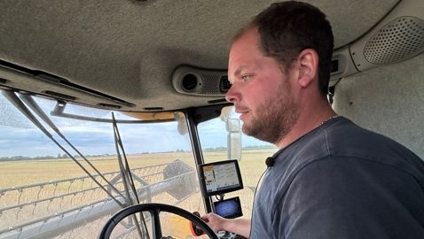 Alexis De Clerck jeune agriculteur dans l'Oise au volant de sa moissonneuse