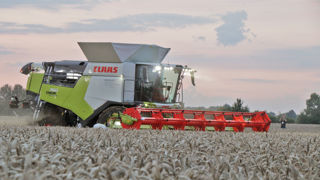 Les Claas Trion 700 accueillent un nouveau modèle avec la Trion 760, désormais la plus grosse machine de la gamme avec ses 507 ch. Les Claas Trion 700 accueillent un nouveau modèle avec la Trion 760, désormais la plus grosse machine de la gamme avec ses 507 ch.