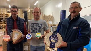 Pascal Nicolas (à gauche), Frédéric Garret et Laurent Darosey (à droite) sont vice-présidents et président de Pâturages comtois (Haute-Saône). La coopérative produit du brie à 70 % exporté mais aussi les IGP cancoillotte et gruyère de France.