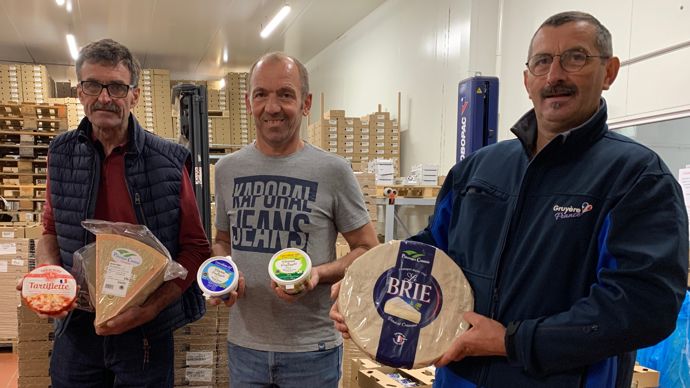 Pascal Nicolas (à gauche), Frédéric Garret et Laurent Darosey (à droite) sont vice-présidents et président de Pâturages comtois (Haute-Saône). La coopérative produit du brie à 70 % exporté mais aussi les IGP cancoillotte et gruyère de France.