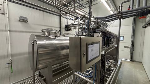 Lely Max est une solution de centralisation des moteurs du robot de traite, optimisant le travail et facilitant l'entretien.