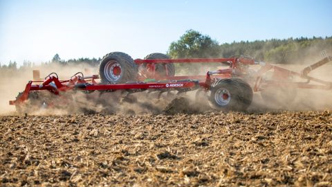 Le Fortis LT est une version plus compacte du déchaumeur à quatre rangées de dents Fortis AS.