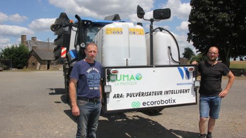 Guillaume Martel, l’initiateur du projet, et Michaël Coulmin, le président de la Cuma, estiment que la pulvérisation ultra localisée a redonné un nouvel élan au pâturage et aux prairies.
