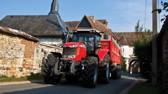 Tracteur MF7600 au transport